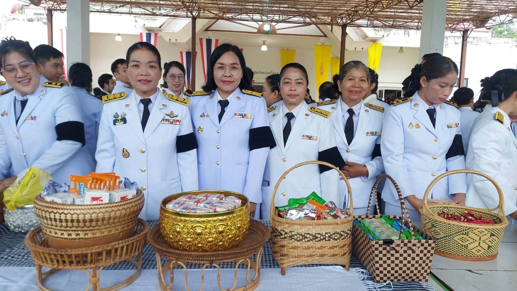 title - ส.ป.ก.ยโสธร ร่วมพิธีเจริญพระพุทธมนต์ อธิษฐานภาวนาขอพรและทำบุญตักบาตรเพื่อถวายเป็นพระราชกุศล แด่พระบาทสมเด็จพระเจ้าอยู่หัว เนื่องในโอกาสวันเฉลิมพระชนมพรรษา และประกอบพิธีถวายสัตย์ปฏิญาณ เพื่อเป็นข้าราชการที่ดี
